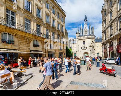 Danseurs dansant au Bordeaux City Tango Festival près de la porte de la ville historique de Bordeaux Cailhau à Bordeaux, une ville portuaire du sud-ouest de la France Banque D'Images