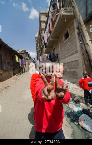 Deux garçons étant joueurs dans les rues du Kenya Banque D'Images