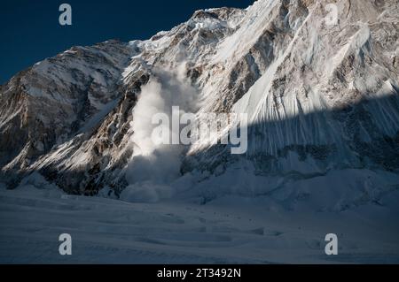 Un groupe d'alpinistes gravissent le MCG de l'Ouest sous le mont Everest comme une chute d'avalanche Banque D'Images