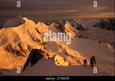 Randonneurs randonnée sur le terrain de la Linda Glacier route à Aoraki, Nouvelle-Zélande Banque D'Images