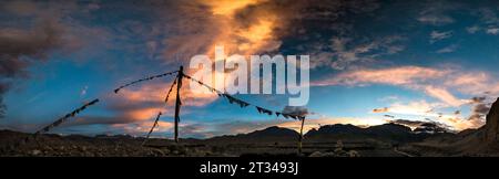 Drapeaux de prière accentuent le coucher du soleil sur le Damodar Himalaya de Upper Mustang, Népal Banque D'Images