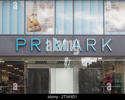 DUNDEE, Royaume-Uni - 12 SEPTEMBRE 2023 : signe Primark Banque D'Images