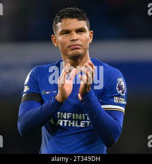 Londres, Royaume-Uni. 21 octobre 2023 - Chelsea - Arsenal - Premier League - Stamford Bridge. Thiago Silva de Chelsea applaudit les fans à domicile après le match contre Arsenal. Crédit photo : Mark pain/Alamy Live News Banque D'Images