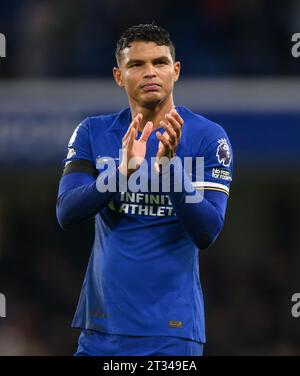 Londres, Royaume-Uni. 21 octobre 2023 - Chelsea - Arsenal - Premier League - Stamford Bridge. Thiago Silva de Chelsea applaudit les fans à domicile après le match contre Arsenal. Crédit photo : Mark pain/Alamy Live News Banque D'Images