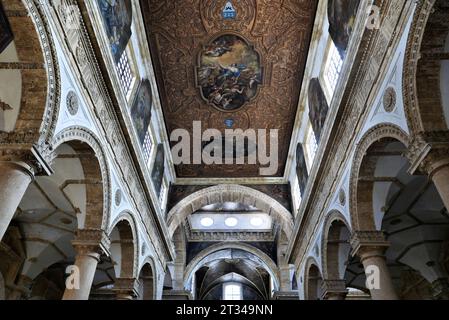 GALLIPOLI, ITALIE - 5 OCTOBRE 2023 : intérieur baroque de la basilique Sainte Agathe la Vierge Banque D'Images