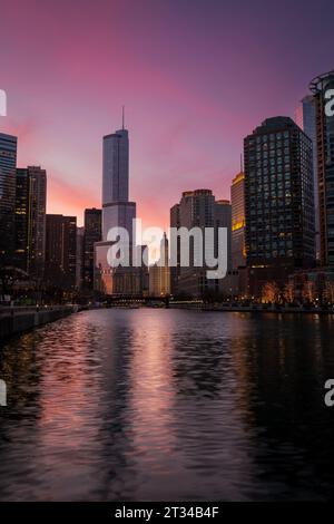 Vue sur le centre-ville de Chicago sur la rivière. Banque D'Images
