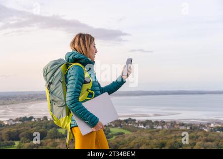 Femme indépendante nomade numérique avec son téléphone portable et son ordinateur portable Banque D'Images