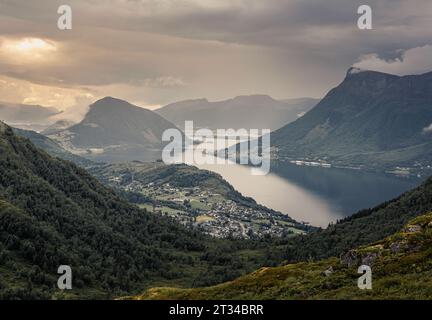 Paysage de fjord norvégien avec montagnes, lacs et village Banque D'Images