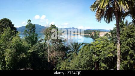 Panorama du lac Kenyir, Terengganu, en Malaisie par une journée ensoleillée Banque D'Images