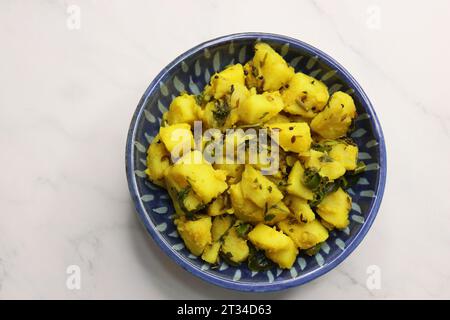 Curry ou sabzi de pommes de terre cuites à l'Inde. Alu ki sukhi sabzi. Également connu sous le nom de Batatyachi suki bhaji à Marathi. Idéal pour puri bhaji ou vada pav. Banque D'Images