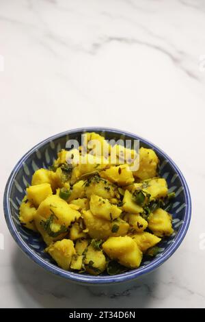 Curry ou sabzi de pommes de terre cuites à l'Inde. Alu ki sukhi sabzi. Également connu sous le nom de Batatyachi suki bhaji à Marathi. Idéal pour puri bhaji ou vada pav. Banque D'Images