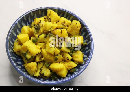 Curry ou sabzi de pommes de terre cuites à l'Inde. Alu ki sukhi sabzi. Également connu sous le nom de Batatyachi suki bhaji à Marathi. Idéal pour puri bhaji ou vada pav. Banque D'Images