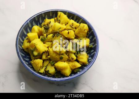 Curry ou sabzi de pommes de terre cuites à l'Inde. Alu ki sukhi sabzi. Également connu sous le nom de Batatyachi suki bhaji à Marathi. Idéal pour puri bhaji ou vada pav. Banque D'Images