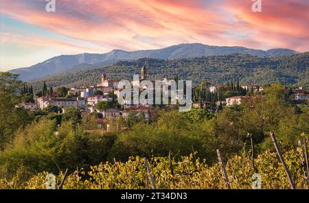 Vieille ville de Castiglion Fibbocchi au-dessous de la montagne Pratomagno dans la région du Casentino en Toscane, Italie Banque D'Images