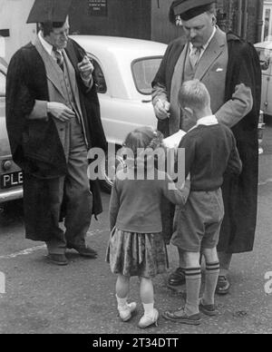 Jimmy Edwards signe un autographe pour les enfants pendant la pause dans le tournage sur place, années 1950 Banque D'Images