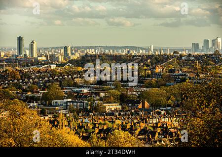 Alexandra Palace, Londres, Royaume-Uni, novembre 2020 : une perspective différente de Londres du Alexandra Palace à Canary Wharf Banque D'Images