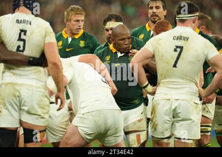 L'Africain Bongi Mbonambi se prépare pour une mêlée lors du match des demi-finales de la coupe du monde de Rugby 2023 entre l'Angleterre et l'Afrique du Sud au Stade de France à Saint-Denis, France le 21 octobre 2023. Crédit : PRESSE EXTRÊME-ORIENT/AFLO/Alamy Live News Banque D'Images