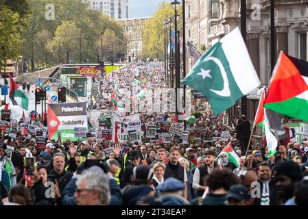 Foule de manifestants lors d'une manifestation de Palestine libre à Londres suite à l'escalade du conflit en Israël et à Gaza. Marche à Piccadilly Banque D'Images