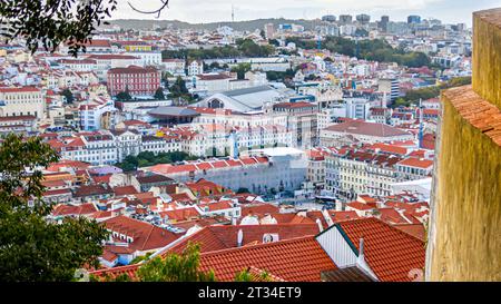 Vue d'ensemble de Lisbonne Baixa district Skyline et Praca da Figueira vu de Castelo de Sao Jorge dans la ville de Lisbonne, Portugal. Banque D'Images