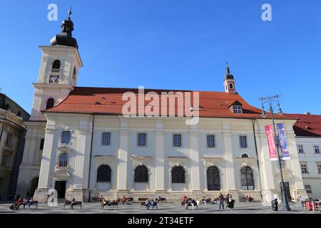 Biserica Romano Catolică Sfânta Treime (Église catholique romaine de la Sainte Trinité), Piața Mare, Sibiu, Comté de Sibiu, Transylvanie, Roumanie, Europe Banque D'Images