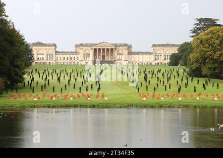 Installation artistique Standing with Giants au National Trust Stowe Gardens, Stowe, Buckingham, Buckinghamshire Banque D'Images