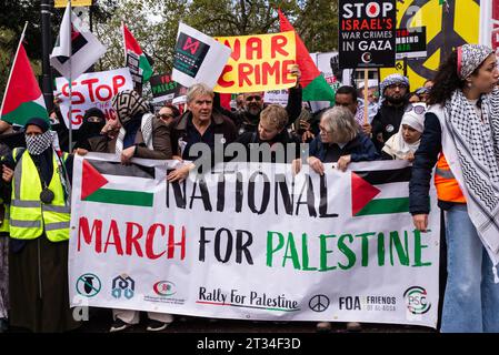 Bannière de Marche nationale pour la Palestine lors d'une manifestation pour la Palestine libre à Londres suite à l'escalade du conflit en Israël et à Gaza Banque D'Images