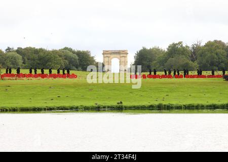 Installation artistique Standing with Giants au National Trust Stowe Gardens, Stowe, Buckingham, Buckinghamshire Banque D'Images