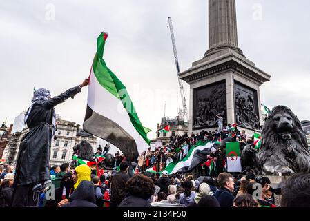 Les manifestants se sont rassemblés à Trafalgar Square lors d'une manifestation en Palestine libre à Londres suite à l'escalade du conflit en Israël et à Gaza. Drapeau agité Banque D'Images