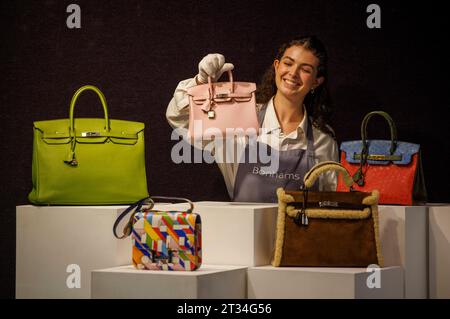 Londres, Royaume-Uni. 23 octobre 2023. Un Hermes Rose Sakura en cuir rapide Birkin 25 avec Palladium Hardware, Circa 2023, estimer £20,000-30,000 sacs à main de marque Bonhams et vente de mode. La vente comporte 338 lots et aura lieu le mercredi 25 octobre. La vente comprend des dessins de Hermès, Christian Dior, Gucci, Dolce et Gabbana et Chanel et plusieurs autres. Crédit : Karl Black/Alamy Live News Banque D'Images