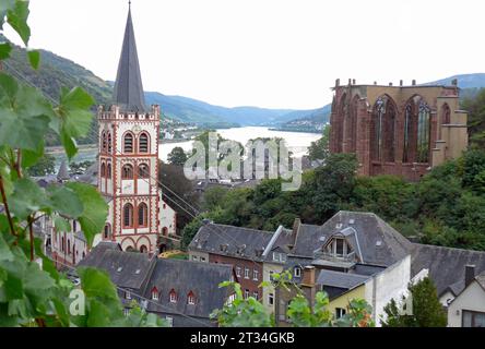 Blick auf die Stadt Bacharach am Rhein Kreis Mainz-Bingen/Rheinland-Pfalz. Links die evangelische St.-Peter-Kirche, rechts die ruine der Wernerkapelle. Im pfälzischen Erbfolgekrieg wurde die Kapelle 1689 Stark beschädigt. 1787 wurden alle Dächer und Gewölbe entfernt. - Bacharach liegt im UNESCO-Welterbe Oberes Mittelrheintal. *** Vue de la ville de Bacharach am Rhein Kreis Mainz Bingen Rheinland Pfalz sur la gauche l'église protestante St Peters, sur la droite, les ruines de la chapelle Werner dans la guerre de succession du Palatinat la chapelle a été gravement endommagée en 1689 en 1787 tous les toits et voûtes W Banque D'Images