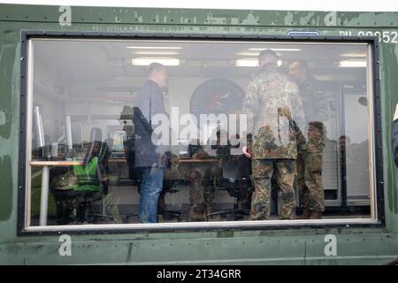 Bundeskanzler BEI der Faehigkeitsdemonation der Territorialen Verfuegungsgruppe des BMVg in Koeln-Wahn Bundeskanzler OLAF Scholz SPD zu Besuch in Koeln Wahn zur dynamische und statistiche Stationen mit Angehoerige der Bundeswehr, der Bundespolizei US, des Bundesamtes für Butestroschilz-K Die zivilmilitaerische Zusammenarbeit und den soutien de la nation hôte in verschiedenen Lageeinspielungen realitätsnah darstellen werden, Koeln, 23.10.2023 Koeln Koeln Deutschland *** Chancelier fédéral à la démonstration des capacités des Dispos territoriaux Banque D'Images