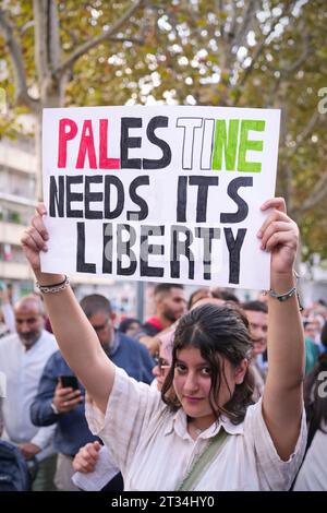 Un rassemblement en solidarité avec le peuple palestinien contre les opérations militaires israéliennes dans la bande de Gaza. Turin, Italie - 14 octobre 2023 Banque D'Images