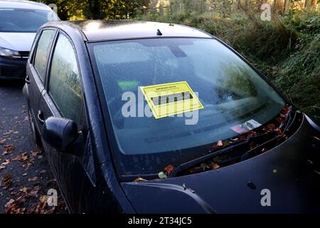 Voiture sur la photo avec un autocollant de retrait du conseil attaché alors qu'il a été abandonné, photo à Fareham, Hampshire, Royaume-Uni. Banque D'Images