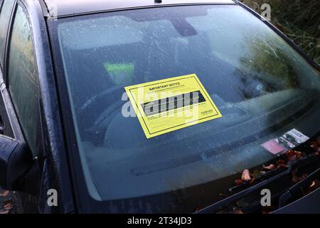 Voiture sur la photo avec un autocollant de retrait du conseil attaché alors qu'il a été abandonné, photo à Fareham, Hampshire, Royaume-Uni. Banque D'Images