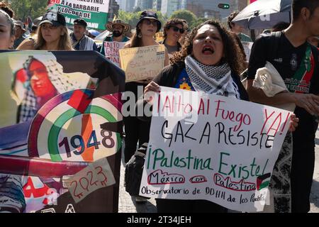 Mexique, Mexique. 22 octobre 2023. Une femme tenant une pancarte disant que le Mexique est avec la Palestine chante des slogans pendant la marche. Des militants pro-palestiniens ont organisé des manifestations pacifiques dans toute la ville de Mexico. Cette marche a été suivie par plusieurs milliers de manifestants alors qu'ils défilaient dans les rues de Mexico. Crédit : SOPA Images Limited/Alamy Live News Banque D'Images