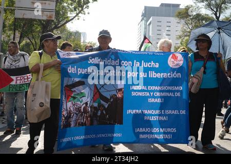 Mexique, Mexique. 22 octobre 2023. Les manifestants brandissent des banderoles montrant leur soutien à la Palestine pendant la manifestation. Des militants pro-palestiniens ont organisé des manifestations pacifiques dans toute la ville de Mexico. Cette marche a été suivie par plusieurs milliers de manifestants alors qu'ils défilaient dans les rues de Mexico. Crédit : SOPA Images Limited/Alamy Live News Banque D'Images