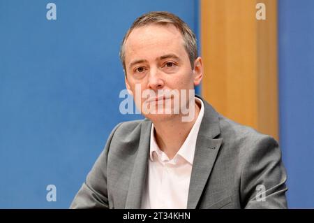 Lukas Schön BEI der Bundespressekonferenz zur Gründung des Vereins Bündnis Sahra Wagenknecht - für Vernunft und Gerechtigkeit zur Vorbereitung einer neuen Partei im Haus der Bundespressekonferenz. Berlin, 23.10.2023 *** Lukas Schön à la Conférence de presse fédérale sur la fondation de l'association Alliance Sahra Wagenknecht pour la raison et la justice pour préparer un nouveau parti à la Maison de la Conférence de presse fédérale Berlin, 23 10 2023 Foto:XF.xKernx/xFuturexImagex wagenknecht 3086 crédit : Imago/Alamy Live News Banque D'Images