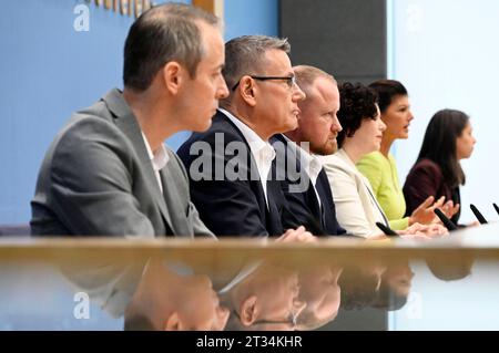 Lukas Schön, Ralph Suikat, Christian Leye, Amira Mohamed Ali und Sahra Wagenknecht BEI der Bundespressekonferenz zur Gründung des Vereins Bündnis Sahra Wagenknecht - für Vernunft und Gerechtigkeit zur Vorbereitung einer neuen Partei im Haus der Bundespressekonferenz. Berlin, 23.10.2023 *** Lukas Schön, Ralph Suikat, Christian Leye, Amira Mohamed Ali et Sahra Wagenknecht à la Conférence de presse fédérale sur la fondation de l'association Alliance Sahra Wagenknecht pour la raison et la justice pour préparer un nouveau parti à la Maison de la Conférence de presse fédérale Berlin, 23 10 2023 photo:XF.xKernx/xFuture Banque D'Images