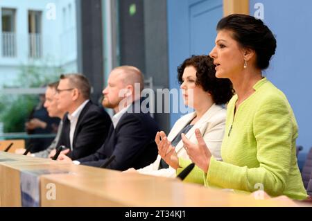 Lukas Schön, Ralph Suikat, Christian Leye, Amira Mohamed Ali und Sahra Wagenknecht BEI der Bundespressekonferenz zur Gründung des Vereins Bündnis Sahra Wagenknecht - für Vernunft und Gerechtigkeit zur Vorbereitung einer neuen Partei im Haus der Bundespressekonferenz. Berlin, 23.10.2023 *** Lukas Schön, Ralph Suikat, Christian Leye, Amira Mohamed Ali et Sahra Wagenknecht à la Conférence de presse fédérale sur la fondation de l'association Alliance Sahra Wagenknecht pour la raison et la justice pour préparer un nouveau parti à la Maison de la Conférence de presse fédérale Berlin, 23 10 2023 photo:XF.xKernx/xFuture Banque D'Images