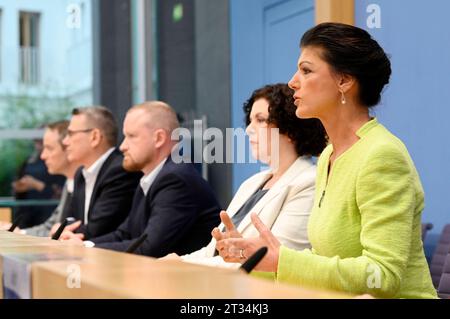 Lukas Schön, Ralph Suikat, Christian Leye, Amira Mohamed Ali und Sahra Wagenknecht BEI der Bundespressekonferenz zur Gründung des Vereins Bündnis Sahra Wagenknecht - für Vernunft und Gerechtigkeit zur Vorbereitung einer neuen Partei im Haus der Bundespressekonferenz. Berlin, 23.10.2023 *** Lukas Schön, Ralph Suikat, Christian Leye, Amira Mohamed Ali et Sahra Wagenknecht à la Conférence de presse fédérale sur la fondation de l'association Alliance Sahra Wagenknecht pour la raison et la justice pour préparer un nouveau parti à la Maison de la Conférence de presse fédérale Berlin, 23 10 2023 photo:XF.xKernx/xFuture Banque D'Images