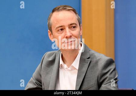 Lukas Schön BEI der Bundespressekonferenz zur Gründung des Vereins Bündnis Sahra Wagenknecht - für Vernunft und Gerechtigkeit zur Vorbereitung einer neuen Partei im Haus der Bundespressekonferenz. Berlin, 23.10.2023 *** Lukas Schön à la Conférence de presse fédérale sur la fondation de l'association Alliance Sahra Wagenknecht pour la raison et la justice pour préparer un nouveau parti à la Maison de la Conférence de presse fédérale Berlin, 23 10 2023 Foto:XF.xKernx/xFuturexImagex wagenknecht 3087 crédit : Imago/Alamy Live News Banque D'Images