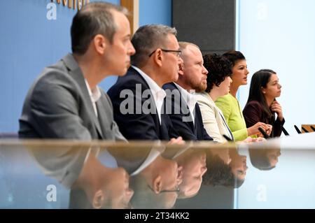 Lukas Schön, Ralph Suikat, Christian Leye, Amira Mohamed Ali und Sahra Wagenknecht BEI der Bundespressekonferenz zur Gründung des Vereins Bündnis Sahra Wagenknecht - für Vernunft und Gerechtigkeit zur Vorbereitung einer neuen Partei im Haus der Bundespressekonferenz. Berlin, 23.10.2023 *** Lukas Schön, Ralph Suikat, Christian Leye, Amira Mohamed Ali et Sahra Wagenknecht à la Conférence de presse fédérale sur la fondation de l'association Alliance Sahra Wagenknecht pour la raison et la justice pour préparer un nouveau parti à la Maison de la Conférence de presse fédérale Berlin, 23 10 2023 photo:XF.xKernx/xFuture Banque D'Images