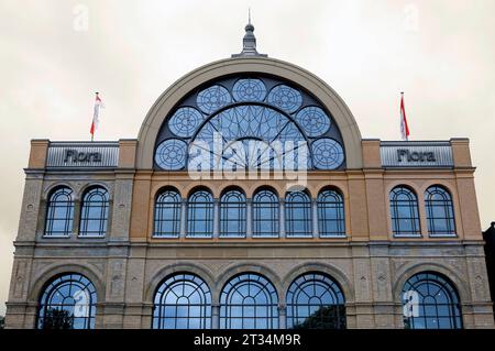 DAS Festhaus, ebenfalls Flora genannt, aus der Gründerzeit, ist 1864 eröffnet worden und in den vergangenen Jahren aufwändig renoviert worden. Heute finden im prunkvollen Festsaal Bankettes und gehobene événements statt. Köln, 22.10.2023 *** le Festhaus, également appelé Flora, de la période wilhelminienne, a été ouvert en 1864 et a été rénové ces dernières années aujourd'hui, des banquets et des événements haut de gamme ont lieu dans la magnifique salle de banquet Cologne, 22 10 2023 Foto:xr.xSchmiegeltx/xFuturexImagex Flora 3004 crédit : Imago/Alamy Live News Banque D'Images