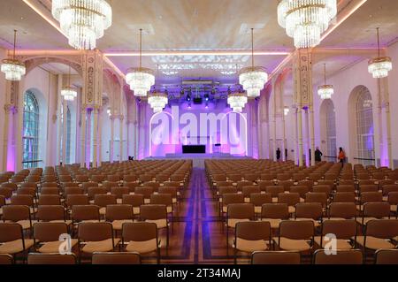 DAS Festhaus, ebenfalls Flora genannt, aus der Gründerzeit, ist 1864 eröffnet worden und in den vergangenen Jahren aufwändig renoviert worden. Heute finden im prunkvollen Festsaal Bankettes und gehobene événements statt. Köln, 22.10.2023 *** le Festhaus, également appelé Flora, de la période wilhelminienne, a été ouvert en 1864 et a été rénové ces dernières années aujourd'hui, des banquets et des événements haut de gamme ont lieu dans la magnifique salle de banquet Cologne, 22 10 2023 Foto:xr.xSchmiegeltx/xFuturexImagex Flora 3007 crédit : Imago/Alamy Live News Banque D'Images