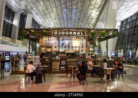 Jakarta, Indonésie - 21 octobre 2023 : espace commercial à l'aéroport international Soekarno-Hatta, Jakarta, Indonésie. Banque D'Images