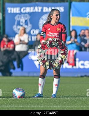 Walton Hall Park, Liverpool, Merseyside, Angleterre. 22 octobre 2023. Katie Zelem #10 de Manchester United Women s'accroche à un récif floral alors que Manchester United Women joue un hommage à Sir Bobby Charlton, lors de Everton Women V Manchester United Women football Club au Walton Hall Park, dans la Super League féminine de Barclays/Super League féminine. (Image de crédit : ©Cody Froggatt/Alamy Live News) Banque D'Images
