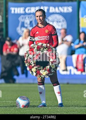 Walton Hall Park, Liverpool, Merseyside, Angleterre. 22 octobre 2023. Katie Zelem #10 de Manchester United Women s'accroche à un récif floral alors que Manchester United Women joue un hommage à Sir Bobby Charlton, lors de Everton Women V Manchester United Women football Club au Walton Hall Park, dans la Super League féminine de Barclays/Super League féminine. (Image de crédit : ©Cody Froggatt/Alamy Live News) Banque D'Images