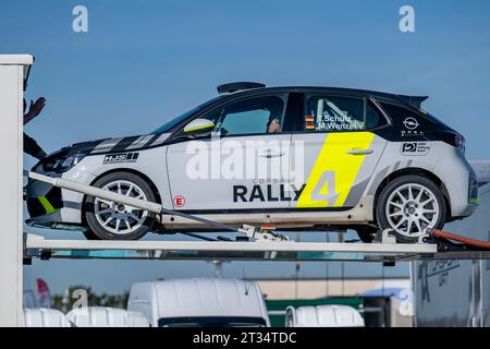 Passau, Allemagne. 23 octobre 2023. Un véhicule de rallye est déchargé d'un camion. Pour la première fois, une manche du Championnat du monde des rallyes se déroule dans trois pays : l'Allemagne, la République tchèque et l'Autriche. Crédit : Armin Weigel/dpa/Alamy Live News Banque D'Images