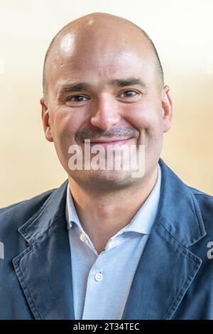 Passau, Allemagne. 23 octobre 2023. Le Prince Albert von Thurn und taxis participe à la conférence de presse avant le début du Championnat du monde des rallyes. Le prince est pilote au Rallye d'Europe centrale. Pour la première fois, une manche du Championnat du monde des rallyes se déroule dans trois pays : l'Allemagne, la République tchèque et l'Autriche. Crédit : Armin Weigel/dpa/Alamy Live News Banque D'Images