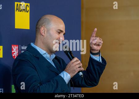 Passau, Allemagne. 23 octobre 2023. Le Prince Albert von Thurn und taxis participe à la conférence de presse avant le début du Championnat du monde des rallyes. Le prince est pilote au Rallye d'Europe centrale. Pour la première fois, une manche du Championnat du monde des rallyes se déroule dans trois pays : l'Allemagne, la République tchèque et l'Autriche. Crédit : Armin Weigel/dpa/Alamy Live News Banque D'Images